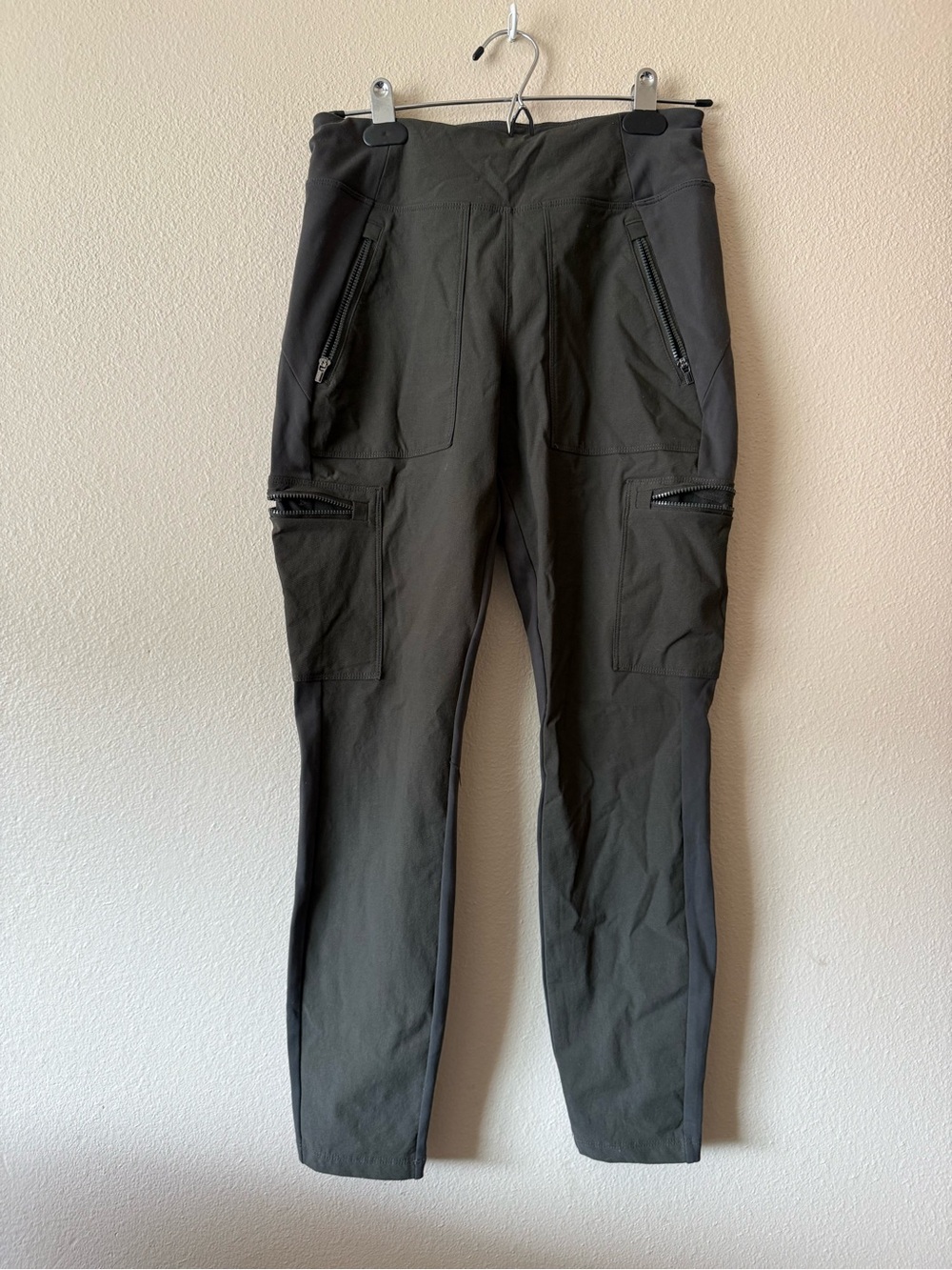 Athleta Women’s Headlands Hybrid Cargo Leggings